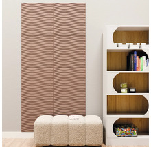 Modern ingerichte woonkamer met driedimensionale wandpanelen met golfdesign, een rek en een gestoffeerde hocker.