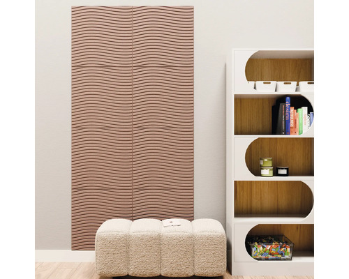 Modern ingerichte woonkamer met driedimensionale wandpanelen met golfdesign, een rek en een gestoffeerde hocker.
