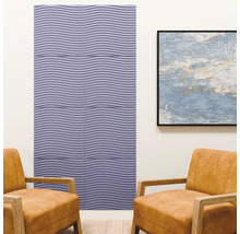 Akoestisch paneel met golfstructuur op een muur in een moderne woonkamer met twee fauteuils en een ingelijst schilderij.