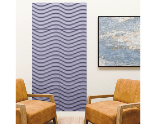 Akoestisch paneel met golfstructuur op een muur in een moderne woonkamer met twee fauteuils en een ingelijst schilderij.