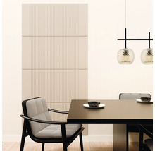 Eetkamer met gestructureerde wandpanelen met lamellenlook, een donkere eettafel en beklede stoelen met visgraatpatroon.