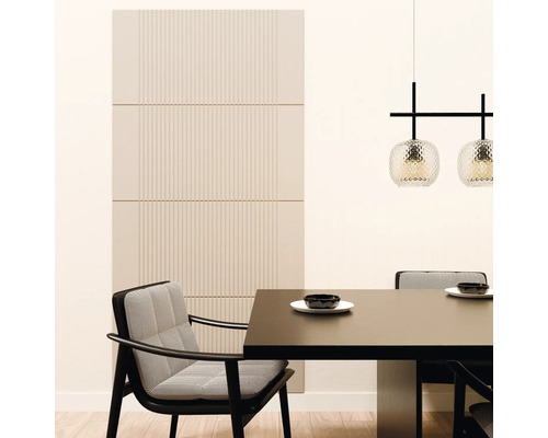 Eetkamer met gestructureerde wandpanelen met lamellenlook, een donkere eettafel en beklede stoelen met visgraatpatroon.
