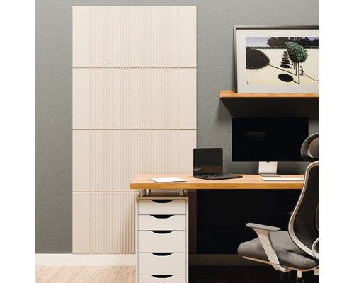 Modern thuiskantoor met een groot, gestructureerd akoestisch wandpaneel naast een houten bureau met computer en bureaustoel.