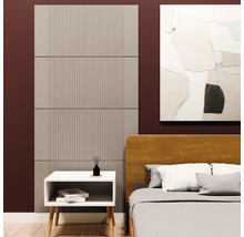 Akoestische panelen met verticale groeven op de wand achter een nachtkastje in een moderne slaapkamer naast een houten bed.