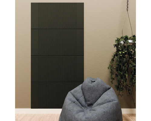 Donkere akoestische wandpanelen met verticale lamellen, gemonteerd op een muur achter een grijze zitzak en een hangende plant.