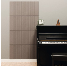 Akoestische wandpanelen met een geribbelde structuur in een moderne muziekkamer naast een zwarte piano op een houten vloer.