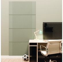 Lichte werkkamer met groene verticaal gegroefde akoestische panelen op de wand, houten bureau, witte bureaustoel en zwart gaatjesbord.