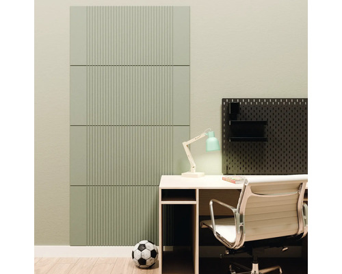 Lichte werkkamer met groene verticaal gegroefde akoestische panelen op de wand, houten bureau, witte bureaustoel en zwart gaatjesbord.