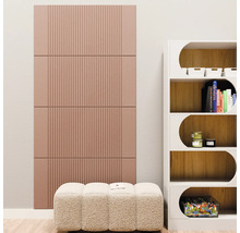Modern interieur met verticaal gegroefd akoestisch paneel aan de wand, gestoffeerde bank met textuur en een open kast met ronde uitsparingen.
