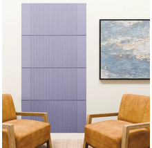 Akoestisch wandpaneel met verticale groeven aan de muur in een kamer met twee fauteuils en een ingelijst schilderij.