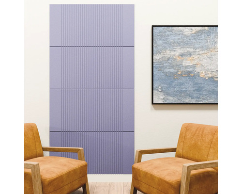 Akoestisch wandpaneel met verticale groeven aan de muur in een kamer met twee fauteuils en een ingelijst schilderij.