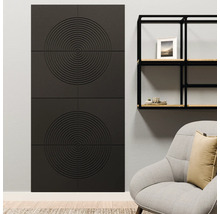 Moderne akoestische panelen met concentrisch cirkelontwerp in een lichte woonkamer met fauteuil en wandrek.