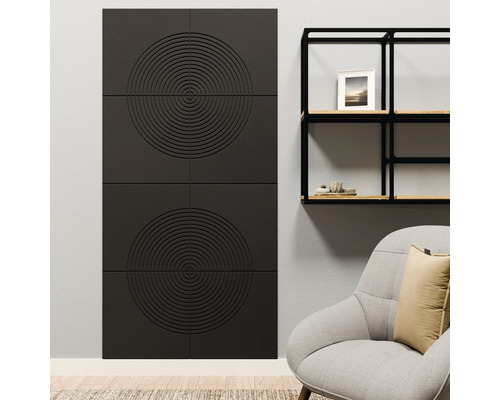 Moderne akoestische panelen met concentrisch cirkelontwerp in een lichte woonkamer met fauteuil en wandrek.
