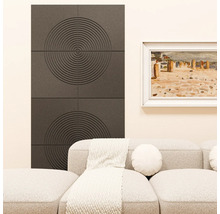 Moderne akoestische panelen met een concentrisch cirkelpatroon op een muur achter een lichte bank in de woonkamer.