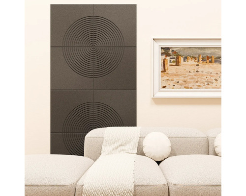 Moderne akoestische panelen met een concentrisch cirkelpatroon op een muur achter een lichte bank in de woonkamer.