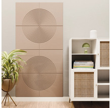 Akoestisch paneel met cirkelvormig patroon aan een wand in een modern ingerichte kamer naast een plant en een kast.