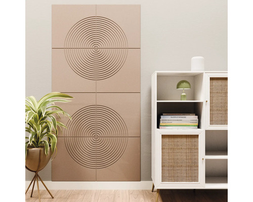 Akoestisch paneel met cirkelvormig patroon aan een wand in een modern ingerichte kamer naast een plant en een kast.