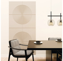 Moderne eetkamer met grote wandtegels met concentrisch cirkelpatroon, een donkere eettafel, stoelen met motief en een hanglamp.