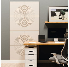Akoestische panelen met een patroon van concentrische cirkels op een muur in een modern ingerichte werkkamer met bureau.