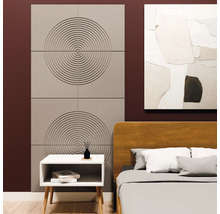 Akoestische wandpanelen met cirkelvormig patroon gemonteerd op de wand in een slaapkamer naast het bed.