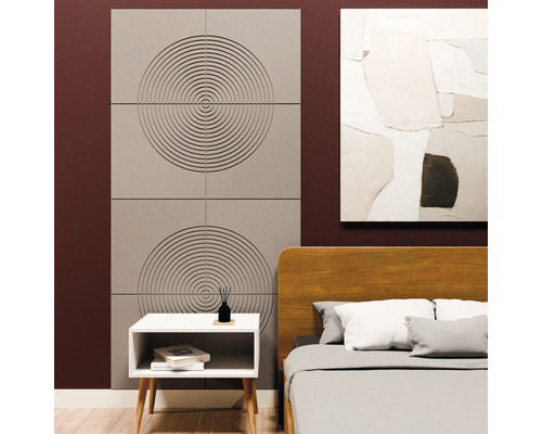 Akoestische wandpanelen met cirkelvormig patroon gemonteerd op de wand in een slaapkamer naast het bed.