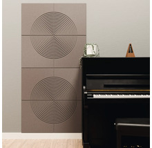 Akoestische wandpanelen met een cirkelvormig patroon achter een zwarte piano in een moderne kamer.