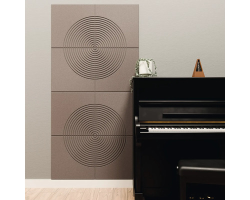 Akoestische wandpanelen met een cirkelvormig patroon achter een zwarte piano in een moderne kamer.