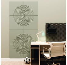 Moderne akoestische panelen met een cirkelvormig patroon in een licht thuiskantoor naast een bureau en bureaustoel.