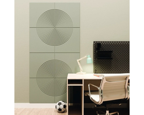 Moderne akoestische panelen met een cirkelvormig patroon in een licht thuiskantoor naast een bureau en bureaustoel.