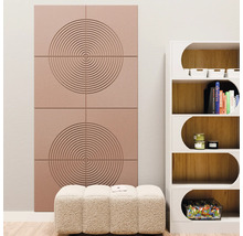 Wandpanelen met concentrisch cirkelpatroon naast een witte kast en een crèmekleurige hocker.