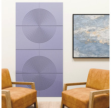 Lavendelkleurige akoestische wandpanelen met concentrische cirkels in een moderne woonkamer met bruine leren fauteuils, houten vloer en schilderij.