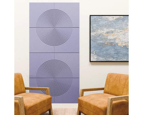 Lavendelkleurige akoestische wandpanelen met concentrische cirkels in een moderne woonkamer met bruine leren fauteuils, houten vloer en schilderij.