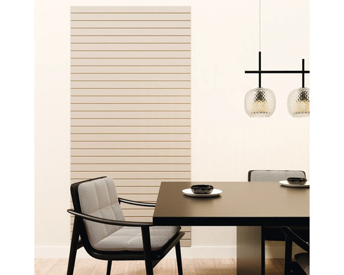 Modern wandpaneel met lameloptiek in de eetkamer achter een eettafel en beklede stoelen.