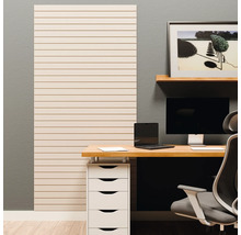Moderne, georganiseerde werkkamer met een wandpaneel met horizontale lamellen, een houten bureau en een bureaustoel.