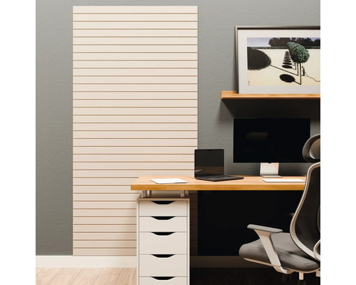 Moderne, georganiseerde werkkamer met een wandpaneel met horizontale lamellen, een houten bureau en een bureaustoel.