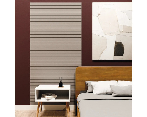 Akoestisch paneel met horizontale latten in een modern ingerichte slaapkamer naast bed en nachtkastje.