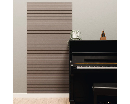 Akoestisch paneel met horizontale latten aan een muur naast een zwarte piano in een lichte kamer.
