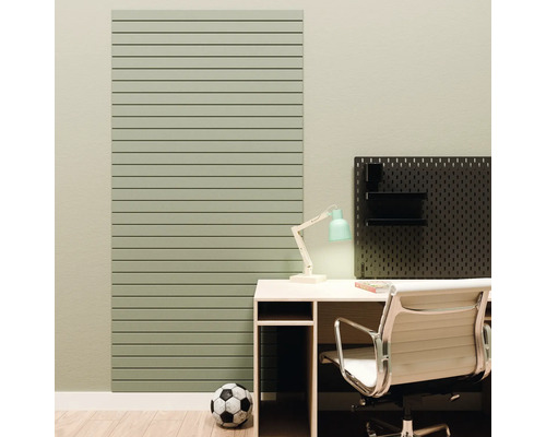 Een groen wandpaneel met horizontale lamellen naast een bureau met bureaustoel en een zwart gaatjesbord.