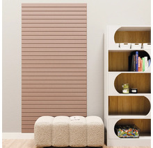Akoestisch paneel met horizontale groeven aan de muur, naast een witte boekenkast en een gestoffeerde hocker in een lichte kamer.