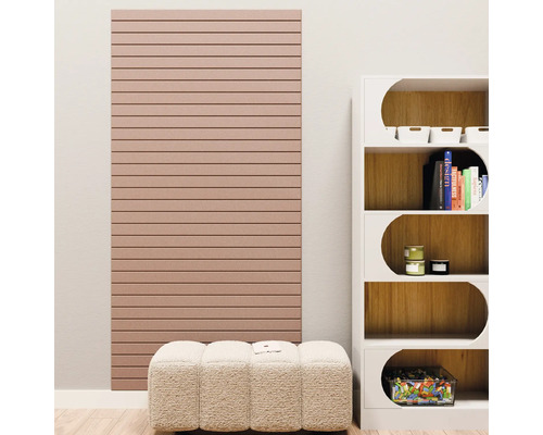 Akoestisch paneel met horizontale groeven aan de muur, naast een witte boekenkast en een gestoffeerde hocker in een lichte kamer.