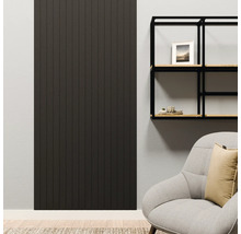 Donker wandpaneel met verticale lamellen in een modern ingerichte woonkamer naast een zwart wandrek en een fauteuil.
