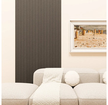 Wandpaneel met verticale structuur in een woonkamer met bank en ingelijst schilderij aan de muur.