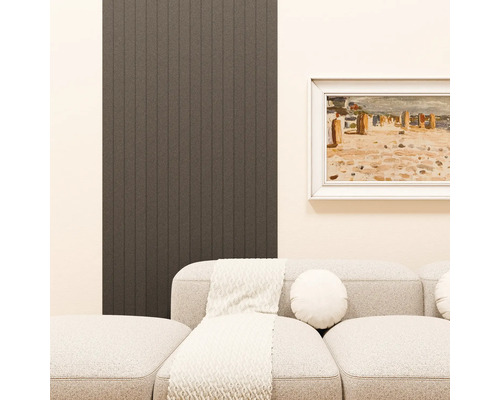 Wandpaneel met verticale structuur in een woonkamer met bank en ingelijst schilderij aan de muur.