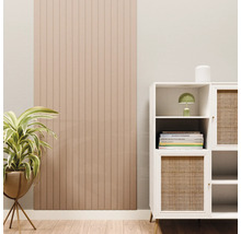 Wandpaneel met verticale lamellen in een lichte woonkamer naast een wit dressoir en een kamerplant.