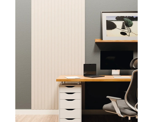 Moderne werkplek met lichte wandpanelen, een houten bureau, monitor, laptop en een wit ladekastje voor een grijze muur.