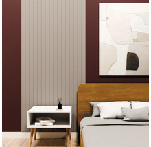 Moderne slaapkamer met verticaal wandpaneel in lattenlook, houten bed en wit nachtkastje voor een donkerrode muur.