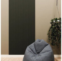 Modern wandpaneel met verticale latten in een kamer met zitzak en hangplant.