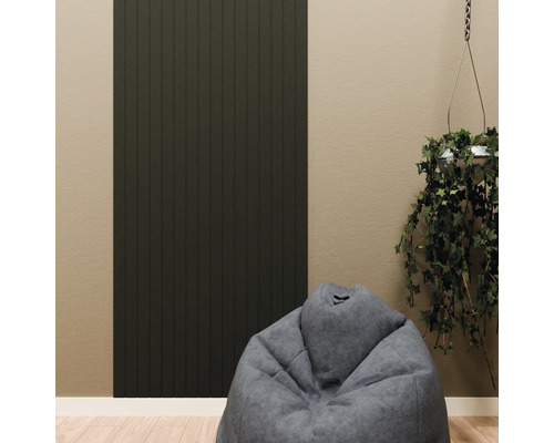 Modern wandpaneel met verticale latten in een kamer met zitzak en hangplant.