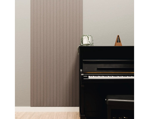 Moderne wandpanelen met verticale lamellen naast een zwarte piano in een lichte kamer met een lichte houten vloer.