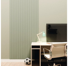 Moderne werkplek met verticaal wandpaneel met lattenstructuur, bureau, bureaustoel, lamp en een gaatjesbord.